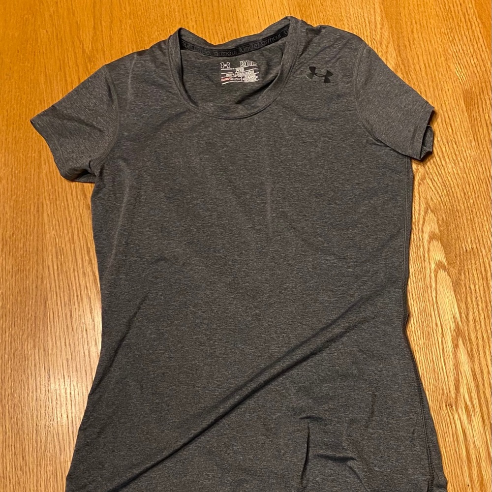 Women’s Under Armour Short sleeved fitted shirt.
